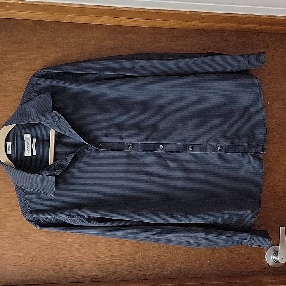 Calvin Klein slim fit men's shirt size large. Great casual shirt.